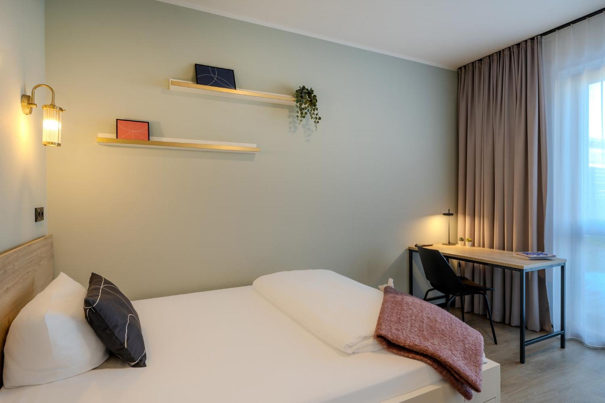 The Base Berlin One Hotell Exteriör bild