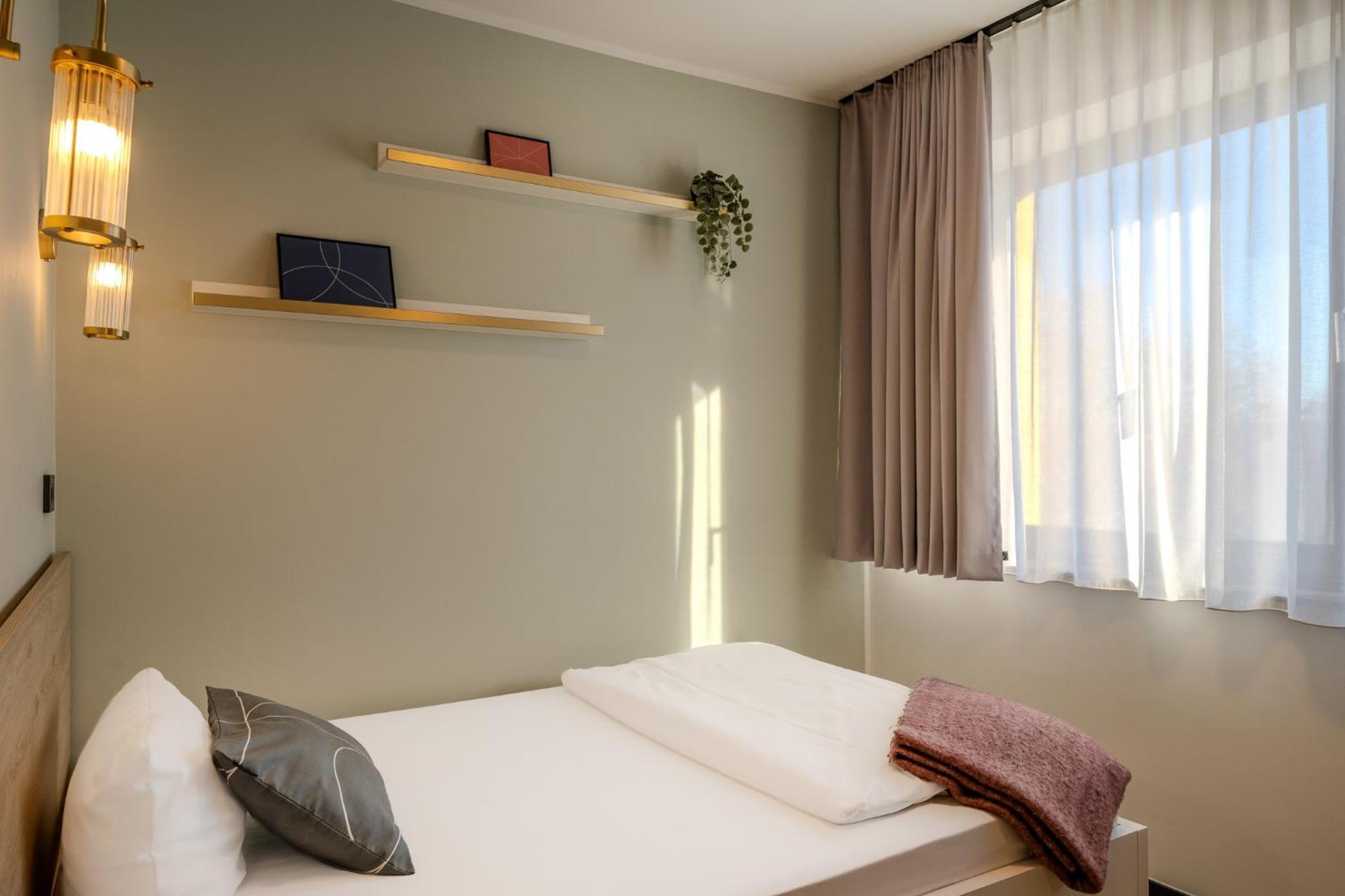 The Base Berlin One Hotell Exteriör bild
