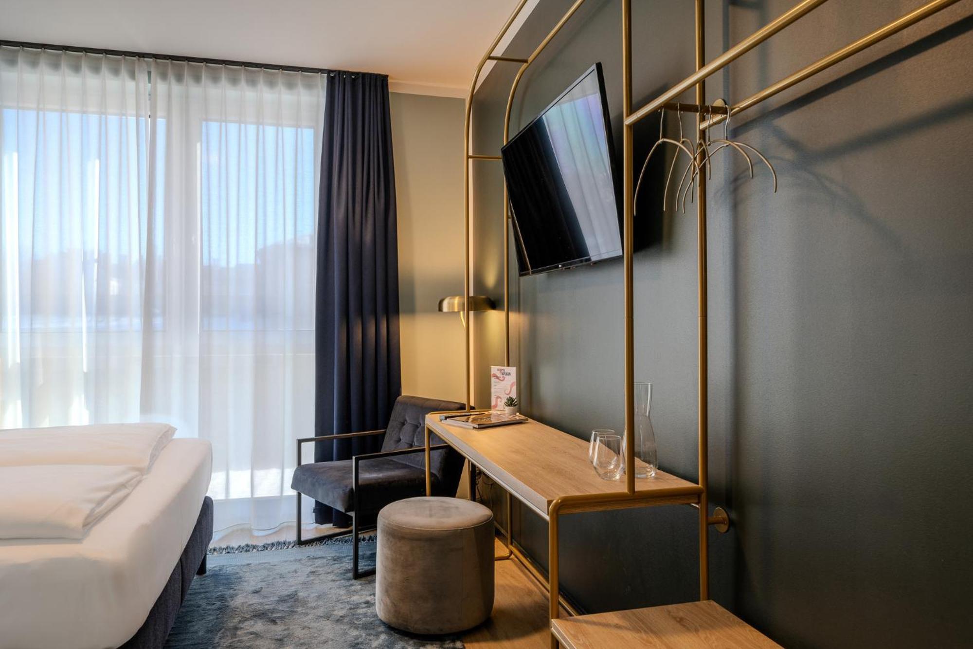 The Base Berlin One Hotell Exteriör bild